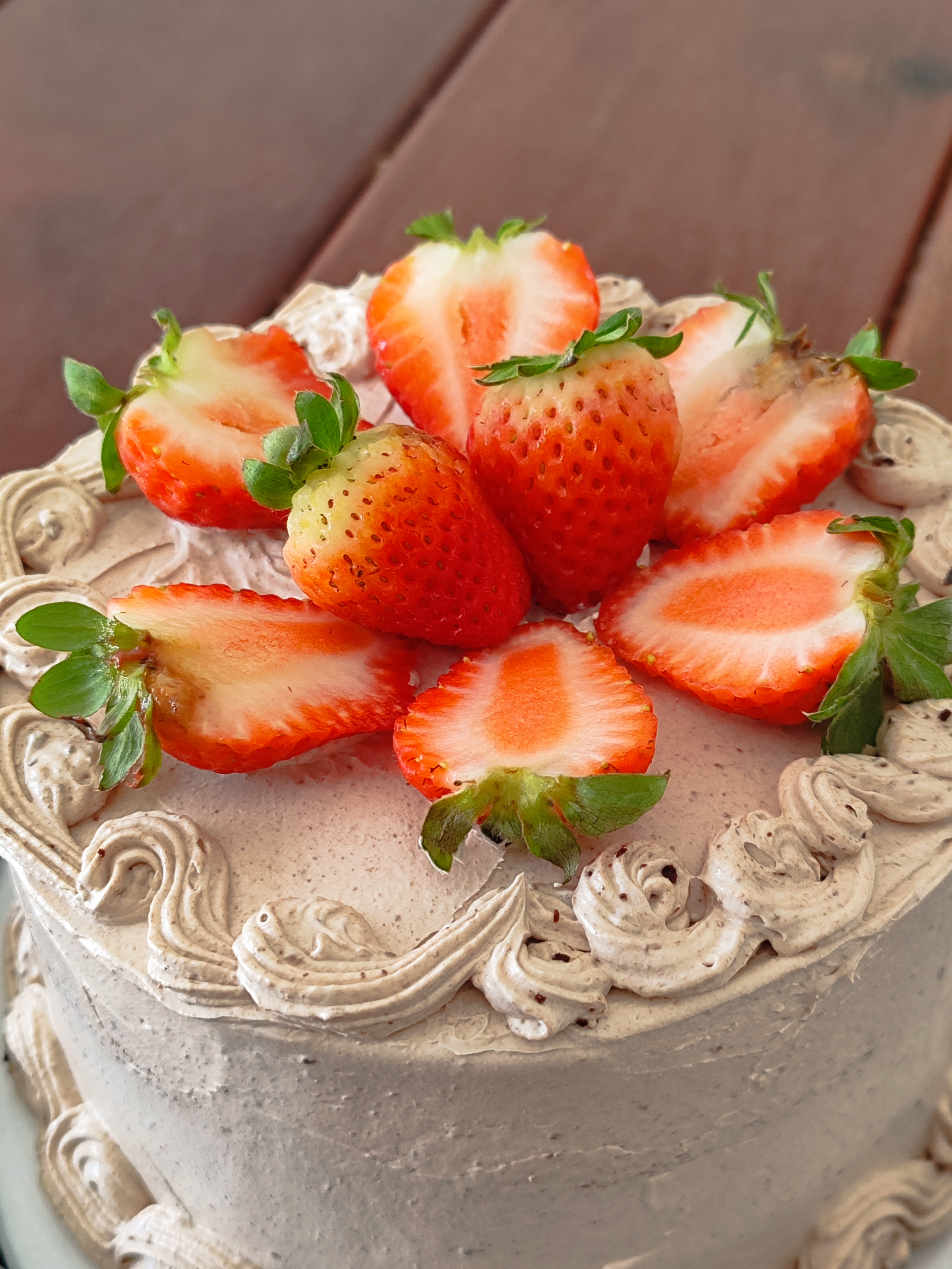 Torta com morangos frescos e cobertura clara