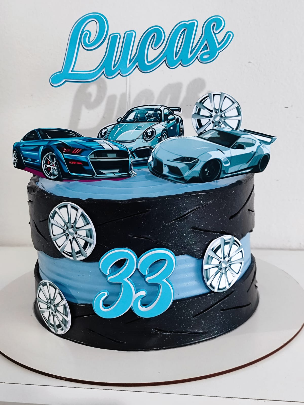 Bolo decorado para festas e eventos.