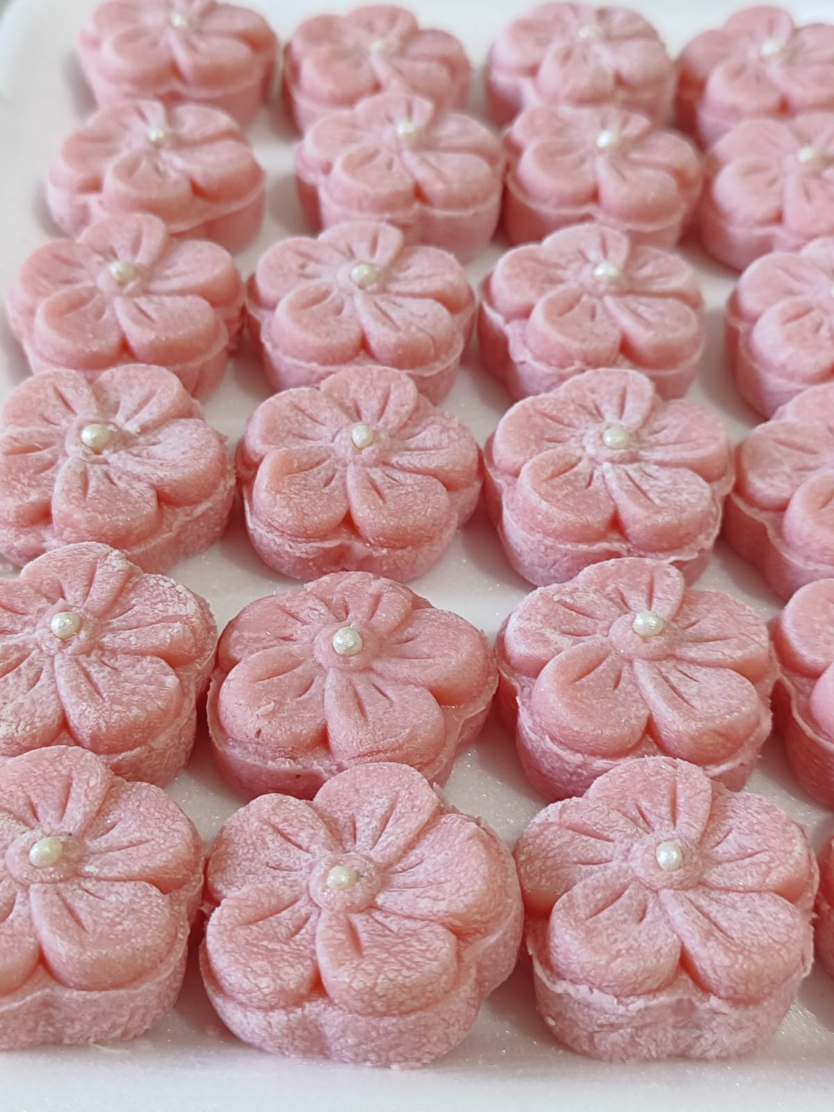Doce cremoso com decoração suave.