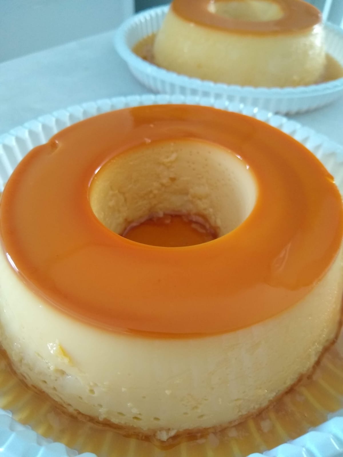 Pudim macio com calda dourada.